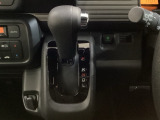 CVT車のセレクトレバーです。低速から高速まで、変速ショックのないスムーズな走りを実現するとともに、エンジン効率のよい領域を維持することで燃費にも貢献します。