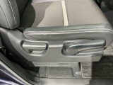 シートハイトアジャスターが付いているので運転姿勢を調整するのに便利ですね。身長に合ったシートポジションは安全運転や疲労軽減にもつながります。