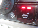 運転席と助手席にはシートヒーターを装備♪シートがとても暖かくなるため、冬期間のドライブに嬉しいアイテムです♪
