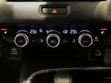 オートエアコンは左右席で独立温度コントロールが可能です。運転席はキンキンに冷やして助手席はマイルドにと言った設定が可能です☆暑さ寒さでケンカすることもなくなりますね♪