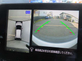 自車を真上から見下ろすように映し出すので周囲の状況が分かるアラウンドビューモニター搭載。フロントカメラとしても使用できます。車庫入れなど苦手な人の頼りになる助っ人です。