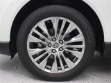 高輝度シルバー塗装された19インチアルミホイールが装着されています。タイヤサイズ225/55R19