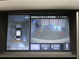 パノラミックビューモニター付きです。車両を上から見たような映像をディスプレイオーディオ画面に表示。運転席からの目視だけでは見にくい、車両周辺の状況をリアルタイムでしっかり確認できます。