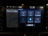 スマートフォンに接続すると、音楽を聴くことができます♪もちろんFM/AMラジオもお聞きいただけますよ♪