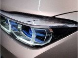 BMWの伝統の丸目4灯ヘッドライトでございます。LEDライトで視認性もよく明るく安全性の向上につながります。