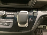 ハイブリッド専用セレクトレバーです。シフトチェンジを電子信号で送信するセレクトレバーを採用していますので、軽快でスマートな操作を楽しめます。