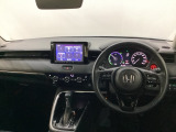 車内は光触媒抗菌消臭施工済です。スタイリッシュなデザインでスポーティなインパネ周りを演出します。グローブボックスやカップホルダーのほかにトレーなどたくさんの収納スペースが付いています。