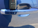 【キーレスエントリー】バッグやポケットからキーを取り出すことなく車にアクセスして、ロックとアラームを設定できます。 毎日の利便性をさらに高める機能です。
