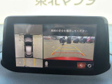 全周囲カメラ 車を真上から見たような映像。駐車が苦手な方も安心。Image like looking from above. Safe for poor parking.