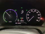 ハイブリット車専用のメーターです。右側の大型スピードメーターに加え、ステアリングスイッチを使って左のマルチインフォメーション・ディスプレイで燃費や動力伝達などの情報が見れるようになっています。
