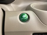 ECON モードをON にするとアクセルペダルの動きに対するエンジンの反応とエアコンの制御を切り換えることで、燃費のいい運転をするドライバーがペダルを踏んだ時と同じようにエンジンを制御します。
