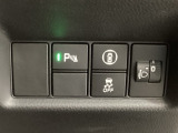 ハンドルの右側にはヘッドライトレベライザーとHondaセンシング用のメインスイッチがついています。ヘッドライトレベライザーは道路状況や積荷の加重に応じてライトの高さを調節できます。