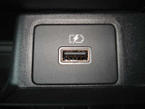 純正オプション品のUSBポートが装備されていますので、お手持ちのスマートフォンやタブレットの充電が可能です♪