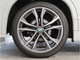 【BMWアロイホイル】軽量かつ強度に拘ったアロイホイル。走行性能ポテンシャルを引き出す設計。車の足元を引き締めてくれる大きなポイントはアロイホイルです。