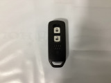 スマートキーを装備しています。鍵を差し込むことなくドアロックの開け閉めと、スタートボタン操作でのエンジンスタートができます。