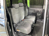 後部座席も気になるようなキズ・汚れやへたり等、大きなダメージはなく、良好な状態です。