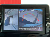 上空から見下ろしているかのような映像をディスプレイに映し出し、スムースな駐車をサポートします。画面は「トップビュー」のほか「サイドブラインドビュー」への切り換えが可能。ますます安心です