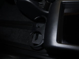 <オープンタイプカップホルダー>センターパネル下部に設置されていますので使いやすさバッチリ!運転席からも助手席からも手の届く位置です!