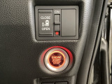 左側電動スライドドアは運転席からでも操作ができるように、ハンドル付近に開閉の操作スイッチが付いています。