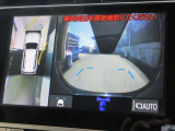 パノラミックビューモニター付きです。車両を上から見たような映像をディスプレイオーディオ画面に表示。運転席からの目視だけでは見にくい、車両周辺の状況をリアルタイムでしっかり確認できます。