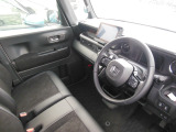 フロントベンチシートだから運転席助手席足元もゆったり広々快適です。助手席への移動も楽々です。