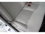 乗り降りする機会が多く痛みの出やすい運転席シートの座面と右サイド部のアップの写真、ご検討の際の参考にしてください