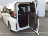 後ろにスペースがない駐車場でも、横開きドアからサッと荷物の出し入れが可能。さらに、そのまま3列目シートへ乗り込める「サブドア」としての機能も兼ね備えています。