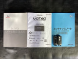 スマートキーは鍵をバッグに入れたままでもドアロックの開閉やエンジンのON・OFFができます。夜間や雨の日も鍵を探さなくて良いので便利です。