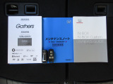 カギをバッグやポケットに入れたままでもドアロックの開閉やエンジン始動ができる『スマートキー』付き!暗くなってもキー穴を捜す必要が無くとっても便利ですから人気の装備です!