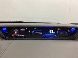 デジタル表示のスピードメーターとタコメーターを大きく配した見やすいメーター部になっています。左側のインフォメーション画面でオドメーターや燃費などの情報を確認できます。