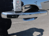【キーレスエントリー】バッグやポケットからキーを取り出すことなく車にアクセスして、ロックとアラームを設定できます。 毎日の利便性をさらに高める機能です。