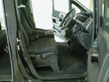 運転席は大きな座面と包み込むような背もたれが身体全体を支えます。上質なシートを採用し長時間の運転やコーナーの多い道も快適です。座ったときの頭上スペースも余裕たっぷりでロングドライブも楽チンです。