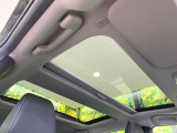【ガラスルーフ】ガラスルーフ搭載で車内の解放感が一気にアップ!開放的なドライブをお楽しみいただけます。