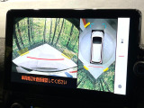 【パノラミックビューモニター】専用のカメラにより、上から見下ろしたような視点で360度クルマの周囲を確認することができます☆死角部分も確認しやすく、狭い場所での切り返しや駐車もスムーズに行えます。