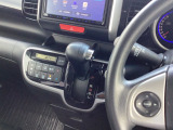 インパネシフトだから視線の移動も少なく足元もスッキリ♪運転席もゆったりしているのでゆとりを持ってドライブできますね!