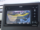 バック駐車が苦手な方や、初めてのお車で不安な方でも後方をナビ画面に映してくれるので、ラクラク停められます。