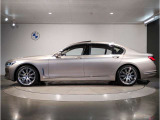 BMWではロングホイールベースの採用をしており、すべての車種に適用され、走行中の安定感の向上されております。また室内空間の広さにも貢献しております。