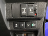 両側電動スライドドアは運転席から操作ができるよう、操作スイッチが付いています。Hondaセンシング用のVSA(ABS+TCS+横滑り抑制)解除と路外逸脱抑制機能のオンオフスイッチなどがあります。