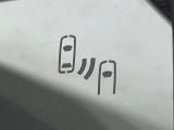 【ブラインドスポットモニター】走行中、ドアミラーの死角になりやすい箇所に後続車が接近するとサイドミラーのレンズに警告を表示!ドライバーに注意喚起をしてくれます。