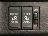 【両側パワースライドドア】両側がパワースライドドアになっており、運転席のスイッチやスマートキーでも開閉が可能です!開口部も広いので乗り降りも楽々♪