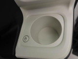 カップホルダーは運転席や助手席からちょうど手の届く位置です!!