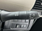 【オートライト】車のセンサーが周囲の明るさを感知し、自動でヘッドライトを点灯・消灯する機能です。この機能は夕暮れ時の交通事故が多い時間帯の安全性を高めてくれます。