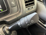 オートライト付です。車外の明るさに応じて自動でヘッドライトを点灯・消灯します。