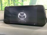 【マツダコネクトナビ】車内の雰囲気にマッチした一体型タイプのナビ。各種車輌設定やBluetooth再生等、様々な機能が楽しめます。直感的なダイヤル操作が可能で、使い勝手も良好です。