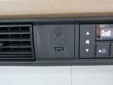 充電用と接続用USB付きです。