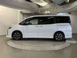 助手席側は電動スライドドアになってます。運転席やキーのリモコンで開閉できるので手が塞がっていても楽に積み降ろし出来ますよ。