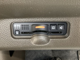 ハンドルの左下にETCがついています。高速道路の料金所の通過も楽々です。 カードの取り出しもしやすい場所についています。