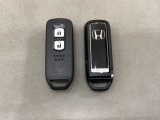 スマートキーを装備しています。鍵を差し込むことなくドアロックの開け閉めと、スタートボタン操作でのエンジンスタートができます。スペアキーも同じものを用意しております。