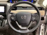 ハンドルにHondaセンシング系のクルーズコントロールやレーンキープアシストなどのスイッチと、オーディオの操作スイッチが装備されています。ハンドルから手を離さず安全に操作できます。