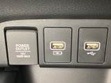 アクセサリーソケットはUSBのアダプターなどをつければ、スマホの充電にも使えます。横にはナビゲーション用の外部入力やスマートフォンなどの充電可能なUSB端子が1個ずつついています。